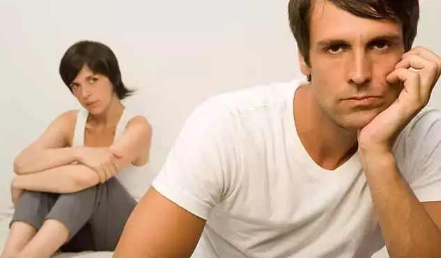 L'homme est confronté à une faible puissance et n'est pas capable d'intimité